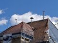 Durch Bauarbeiten am Dach wurden auch die Mobilfunkantennen von Ihrer Ummantelung freigelegt. Es ... <span class="smw-highlighter" data-type="8" data-state="inline" data-title="Hinweis" title="Durch Bauarbeiten am Dach wurden auch die Mobilfunkantennen von Ihrer Ummantelung freigelegt. Es sind also nicht nur unter dem Satteldach Funkantennen.Urheber: Betz-von-ronhofErstellungsdatum: 4. Juli 2025Lizenz: cc-by-sa-4.0"><span class="smwtticon note"></span><span class="smwttcontent">Durch Bauarbeiten am Dach wurden auch die Mobilfunkantennen von Ihrer Ummantelung freigelegt. Es sind also nicht nur unter dem Satteldach Funkantennen.<br>Urheber: Betz-von-ronhof<br>Erstellungsdatum: <!--LINK'" 0:6--> <!--LINK'" 0:7--><br>Lizenz: cc-by-sa-4.0</span></span>