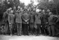 Adolf Hitler mit seinem Stab im Hauptquartier an der Wolfsschanze, ca. Juni 1940. Ganz rechts im Bild: Heinrich Hoffmann.