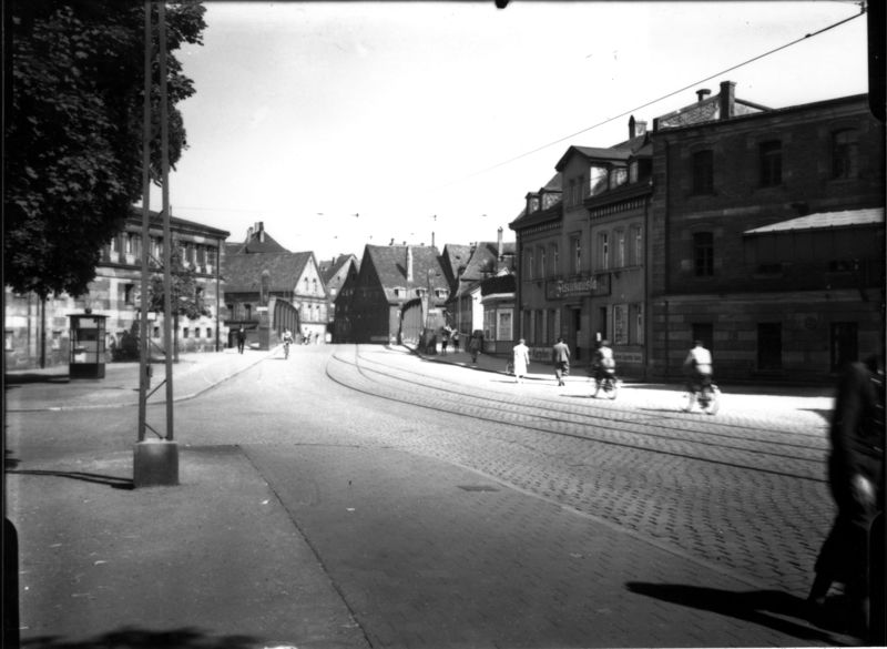 Datei:Maxbrücke mit Fischhäusla.jpg