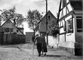 Die Gasse zum Bauernhof Schrems, im Bild Michael Frosch mit Frau Reta, ca. 1935