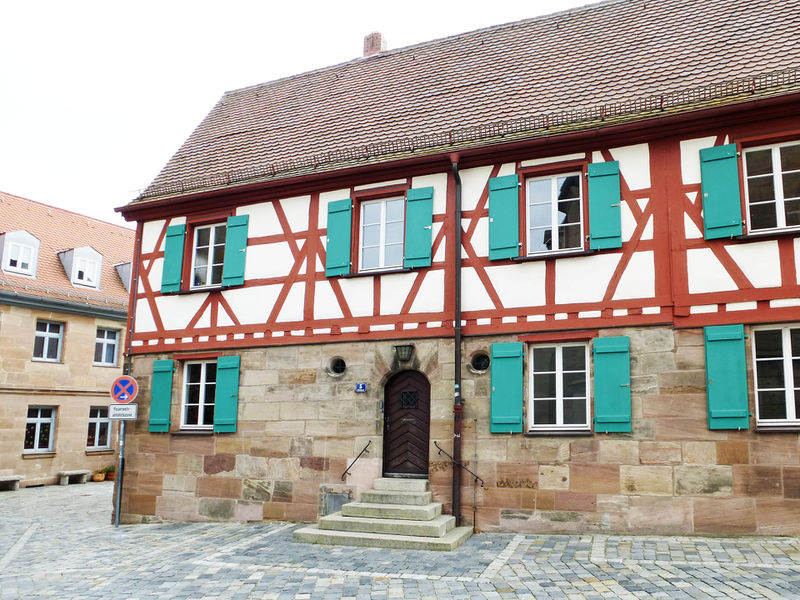 Datei:Pfarrhof 5 2016 Kirchenseite.JPG