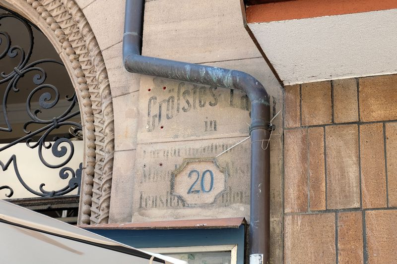 Datei:Schwabacher Straße 20 Fassadentext.jpg