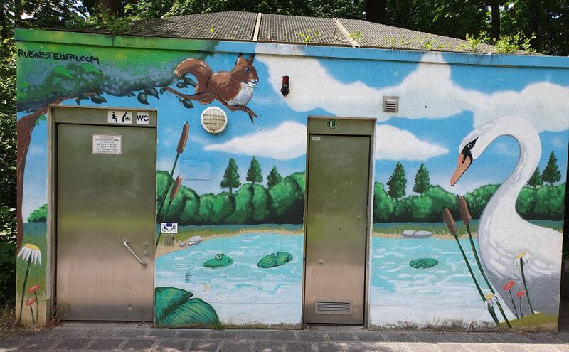 Datei:Graffiti 1 Toilettenhäuschen Freilichtbühne.jpg