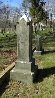 Grave of Johannes Oertel, inscription in sunlight.jpg