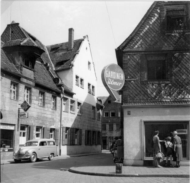 Datei:Mohrenstraße 4 (Gardinen-Ulmer), Königstraße 70 (Wirtshaus Weiße Rose mit Rückgebäude), 5.8.1952.jpg