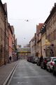 Blick in die Bäumenstraße Richtung <!--LINK'" 0:277--> mit Fußgängerüberweg EZ <!--LINK'" 0:278-->, rechts das Gasthaus <!--LINK'" 0:279-->, März <a class="mw-selflink selflink">2025</a>
