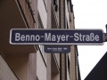 Straßenschild Benno-Mayer-Straße mit Erläuterung
