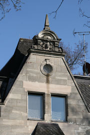 Dambacher Straße 35 Postament.jpg