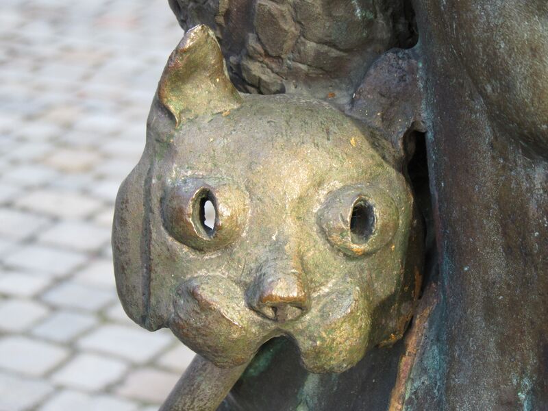 Datei:Gauklerbrunnen Tiermaske 3.jpg