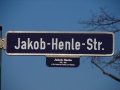 Straßenschild Jakob-Henle-Straße mit Erläuterung