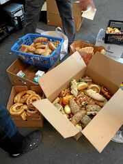 2016-08-16 Sortierung angelieferter Backwaren.jpg