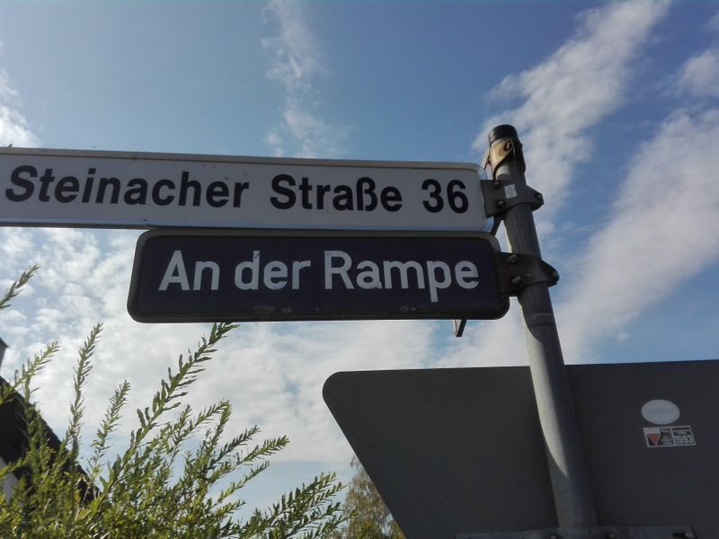 Datei:An der Rampe Schild.jpg