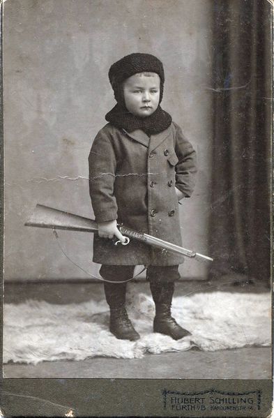 Datei:Schilling Kind mit Gewehr.jpg