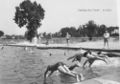 Schwimmbad an der Gaggerlasquelle, im Hintergrund Häuser am Buckweg. Aufnahme 1952.