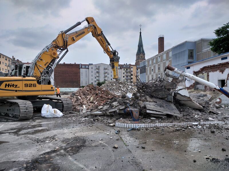 Datei:2019-06-06 Abriss Auto Tetik (2).jpg