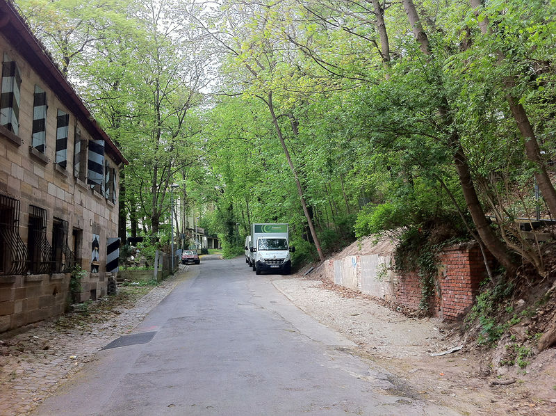 Datei:Wolfschlucht Bergbräu Keller Eingang 2014.jpg