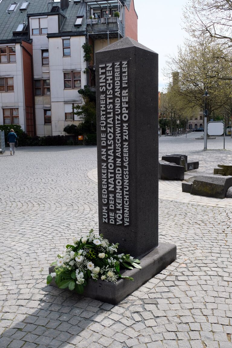 Mahnmal Sinti Enthüllung Mai 2021 11.jpg