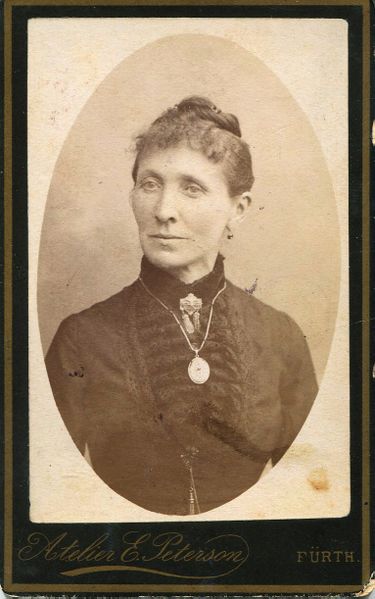 Datei:Peterson Frau mit Kette.jpg