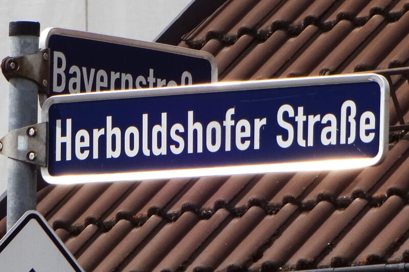 Datei:Straßenschild Herboldshofer Straße 2024.jpg