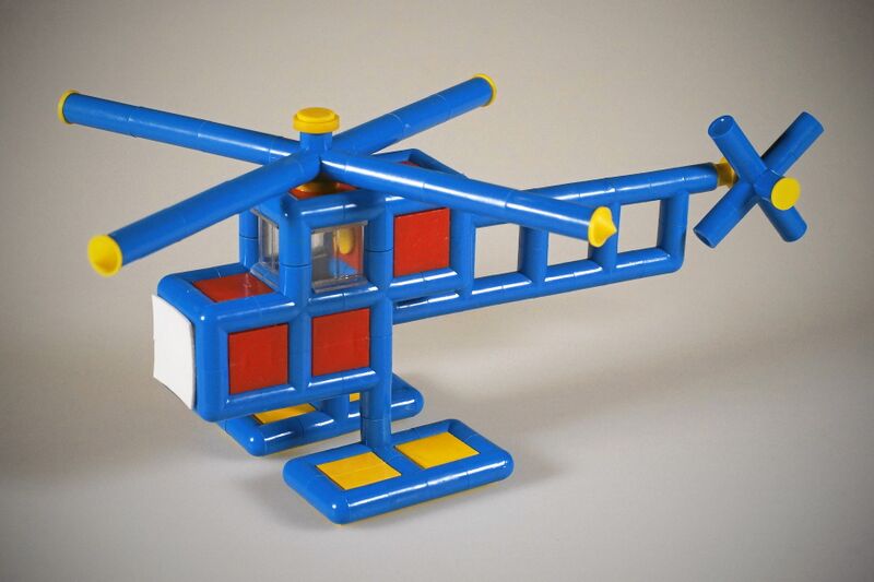 Datei:2021-12-25 Plasticant Hubschrauber.jpg