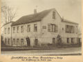 Heinrich Thiergärtner vor seiner Firma (Thiergärtner & Krieg) im Eröffnungsjahr 1922. Gebäude existiert heute noch