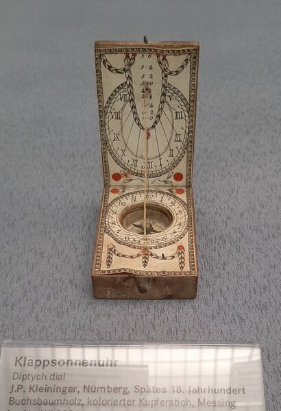 Datei:Kleininger JP Klappsonnenuhr.jpg