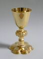 Abendmahlskelch, Rückansicht; Stiftung der Exulanten Ludwig und Anna Johanna Storch <span class="smw-highlighter" data-type="8" data-state="inline" data-title="Hinweis" title="Urheber: unbekanntLizenz: copyright"><span class="smwtticon note"></span><span class="smwttcontent">Urheber: unbekannt<br>Lizenz: copyright</span></span>