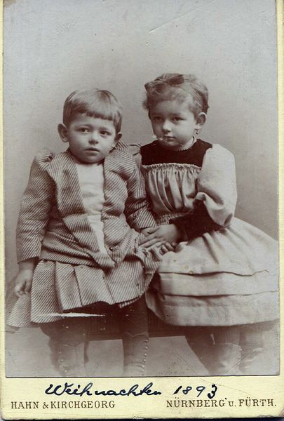 Datei:Geschwister Weihnachten 1893 Hahn.jpg