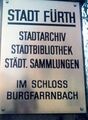 Hinweis Tafel über die städtischen Einrichtungen im <a class="mw-selflink selflink">Schloss Burgfarrnbach</a> im Februar 1978