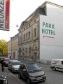 Fassade des <a class="mw-selflink selflink">Parkhotel-Festsaals</a> in der <!--LINK'" 0:54-->.