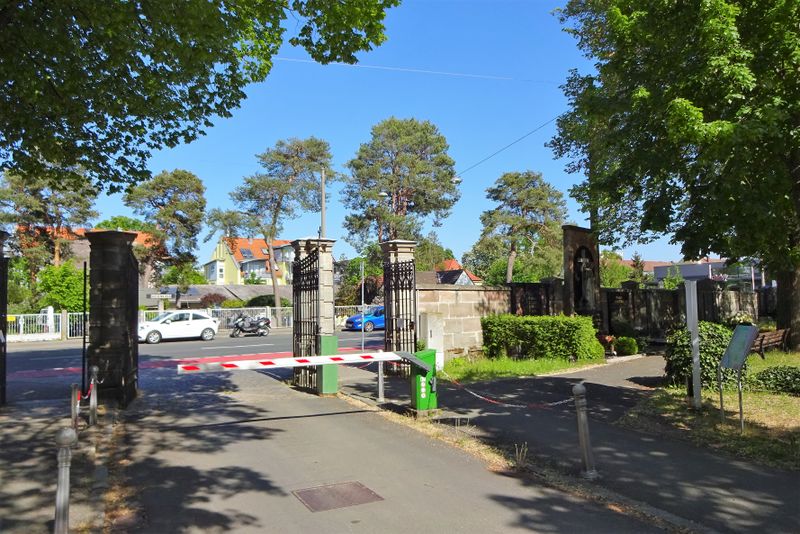 Datei:Haupteingang Hauptfriedhof 1.2020.jpg