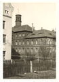 Altes Krankenhaus vom Bahnkörper aus gesehen. Links angeschnitten das Berolzheimerianum