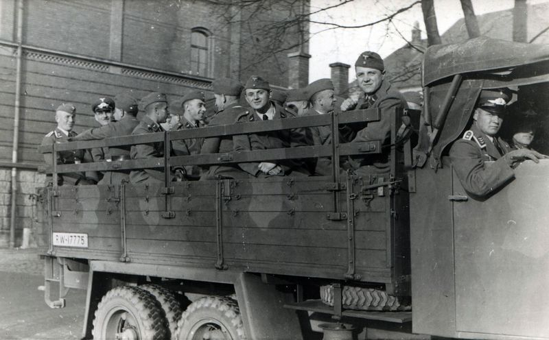 Datei:Soldaten auf LKW.jpg
