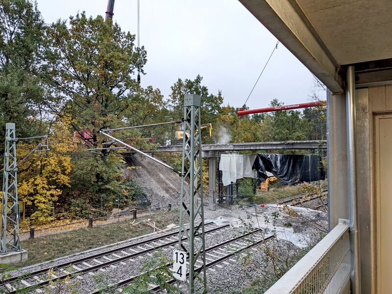 Datei:20241027 Bahnbrücke Abriss 1.jpg