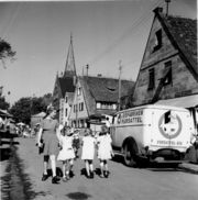 Kirchweih 1949 mit Wagen Eisfabrik Fürsattel.jpg