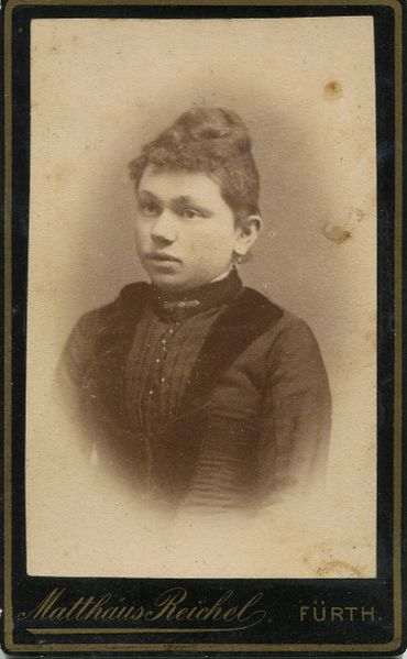 Datei:Reichel Frau mit Pausbacken.jpg