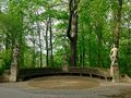 Steinerne halbrunde Brüstung rückversetzt von der Hans-Schiller-Allee auf Höhe  mit drei barocken Sandsteinfiguren (wohl Mars, Venus und Juno) im <a class="mw-selflink selflink">Stadtpark</a>, die sich ursprünglich vermutlich im Billing'schen Barockgarten befanden.
