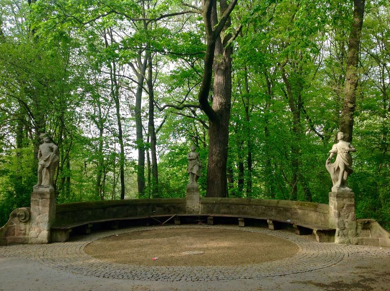 Datei:Barocke Figurengruppe Stadtpark.jpg