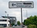 Von unbekannten verändertes Hinweisschild zur COVID-19-Teststation, gesehen vor dem Stadion in Ronhof am Laubenweg, Juni 2021