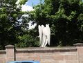 Engel im "Höhenflug" am Hauptfriedhof in der <a class="mw-selflink selflink">Mauerstraße</a> (Rückseite Grab Georg Kißkalt), Juni 2020