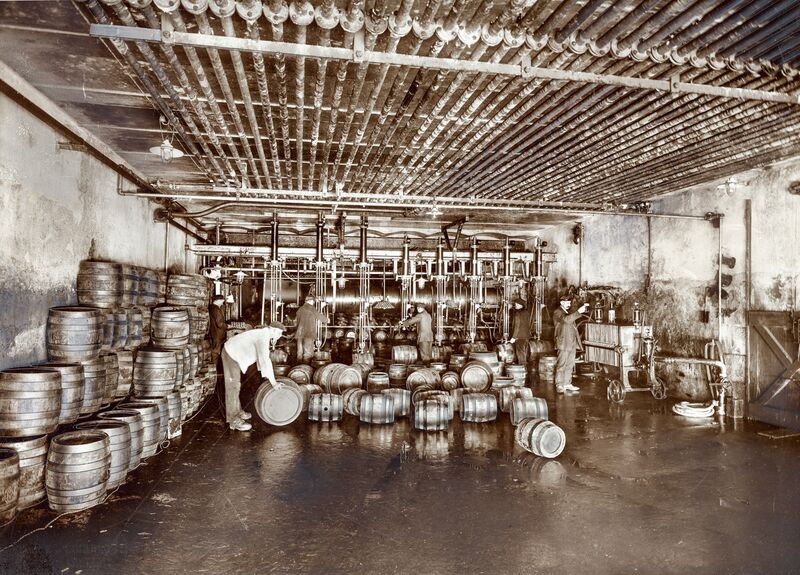 Datei:Humbser Fassabfüllung ca 1900.jpg