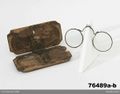 Brille und Brillenetui von Jonas Schwartz, Produktion 1749 <span class="smw-highlighter" data-type="8" data-state="inline" data-title="Hinweis" title="Urheber: Johansson, Ridde/Nordiska museetLizenz: CC BY-NC-ND 4.0"><span class="smwtticon note"></span><span class="smwttcontent">Urheber: Johansson, Ridde/Nordiska museet<br>Lizenz: CC BY-NC-ND 4.0</span></span>