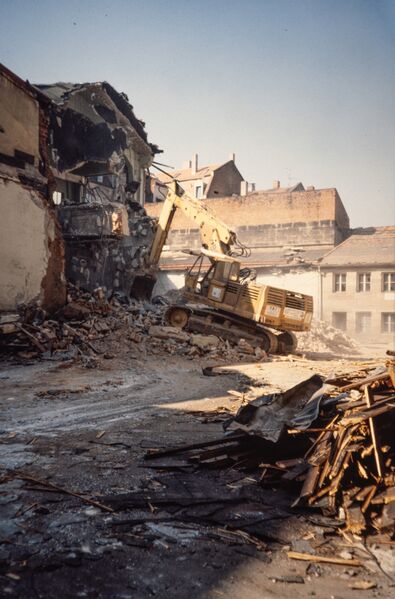 Datei:NL-FW 05 0275 KP Schaack Abriss Grüner Bräu Innenhof 17.3.1990.jpg