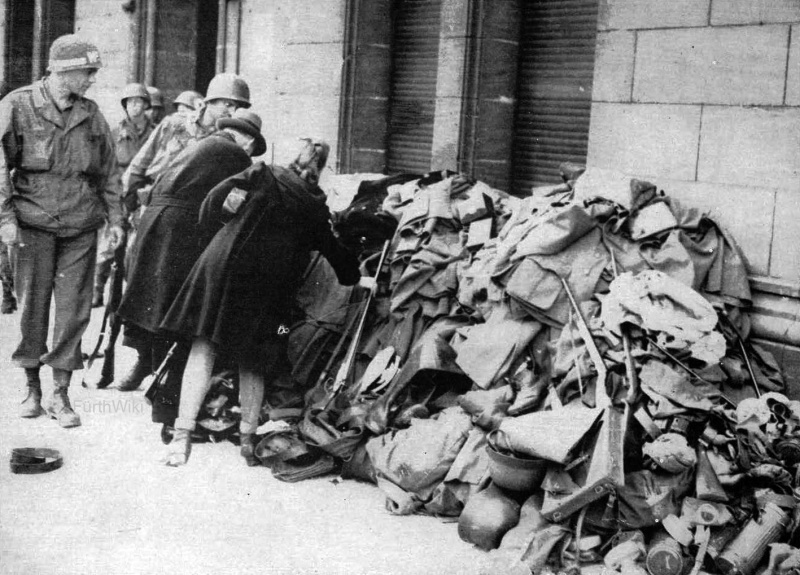 Datei:Waffenabgabe Rathaus 1945.jpg