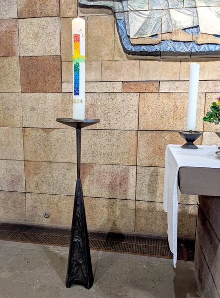 Datei:20240908 Löhekirche Bronzeständer.jpg