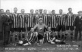 Die Mannschaft der Spielvereinigung in der Saison 1914/ 1915. <a class="mw-selflink selflink">Julius Hirsch</a> (4.v.r.)