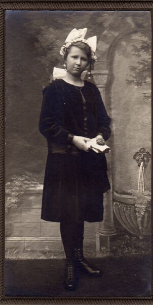 Datei:Konfirmandin1923.jpg