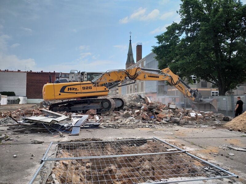 Datei:2019-06-11 Abriss Auto Tetik (4).jpg