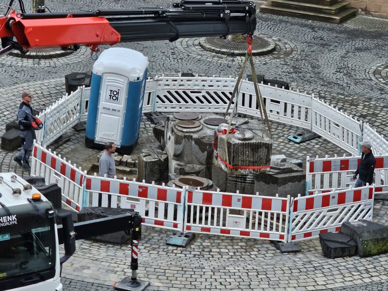 Datei:Brunnen Löwenplatz 5.jpg