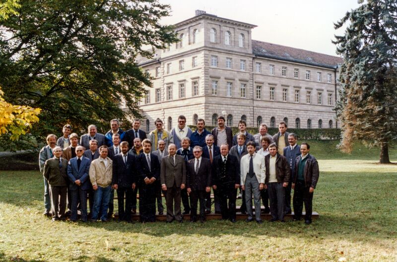 Datei:Gruppenbild ohne Dame Schloß Burgfarrnbach Okt 1989.jpg